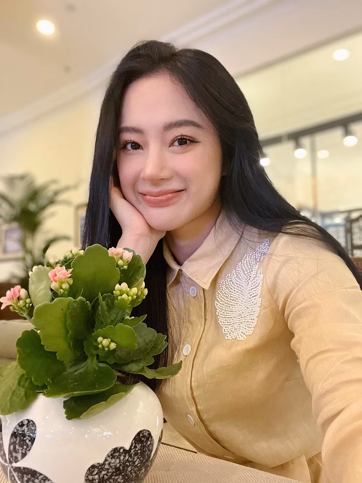 Lượn lờ quanh trang cá nhân của Angela Phương Trinh không khó nhận ra gần đây cô tích cực đăng tải những hình ảnh "sống ảo" chụp cận mặt.