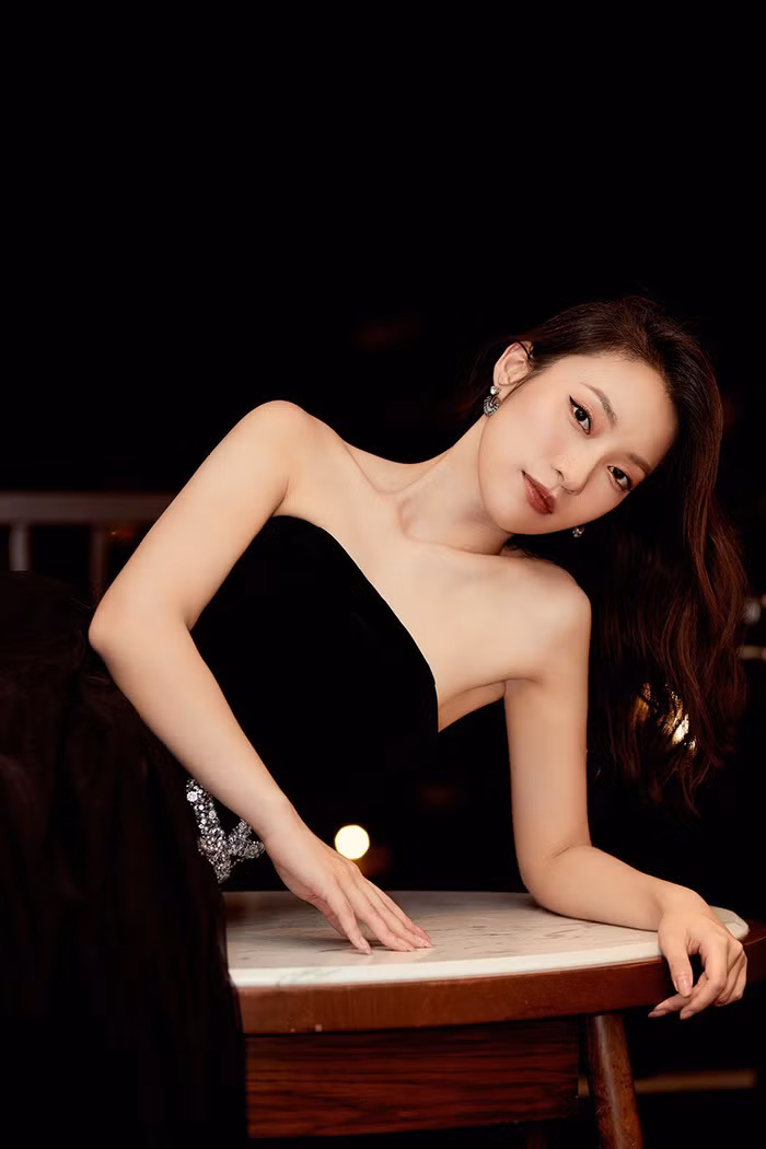 Ngoài ra "hot girl 7 thứ tiếng" chia sẻ: "Đôi khi hãy mạnh dạn một chút, mạnh dạn nói ra ý kiến, mạnh dạn thể hiện tình cảm, mạnh dạn đưa ra quyết định và thay đổi.".
