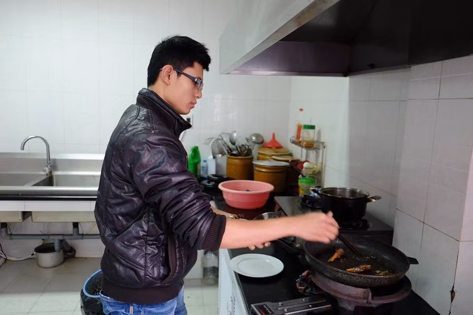 Ngoài những tiết mục văn nghệ hài hước, ý nghĩa, nhiều "cánh mày râu" khác lại xung phong vào bếp để phục vụ hội chị em, họ cũng chẳng ngần ngại xắn tay đảm đương công việc nhà, thay chị em chăm lo nội trợ.