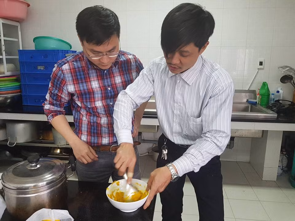 Không chỉ là cố gắng về sớm thay vợ bếp núc, trông con, mà cánh đàn ông còn sẵn sàng đứng ra lo từ A tới Z cho một bữa ăn thịnh soạn. Ảnh: Tổng hợp
