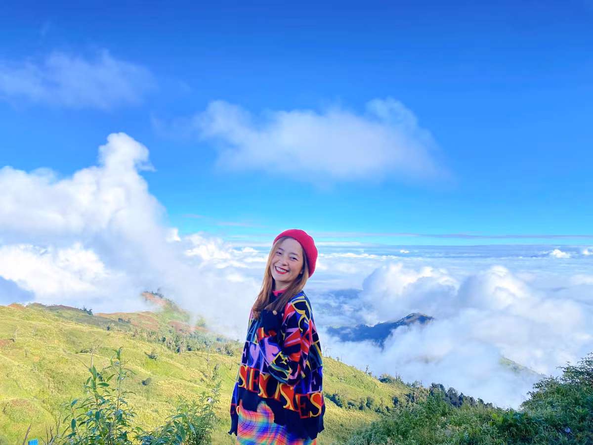 Mây ở núi Lảo Thẩn dày đặc, hòa cùng ánh bình minh sáng vàng và khung cảnh hoang sơ tạo nên quang cảnh hùng vĩ, yên bình mà ai cũng nên cảm nhận một lần trong đời. Ảnh: Hoàng Thuỳ Dương