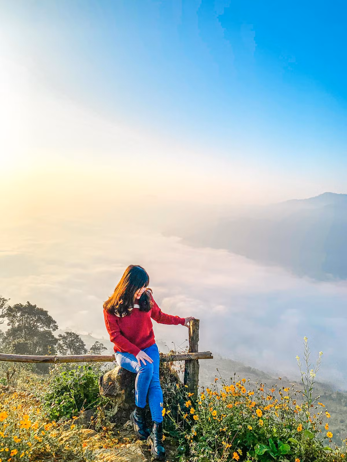 Tuy nhiên, để “săn” được mây đẹp nhất, đúng chất “thiên đường”, du khách vẫn nên đến vào khung thời gian từ 5 giờ đến 7 giờ. Ảnh: Thuý Thuý