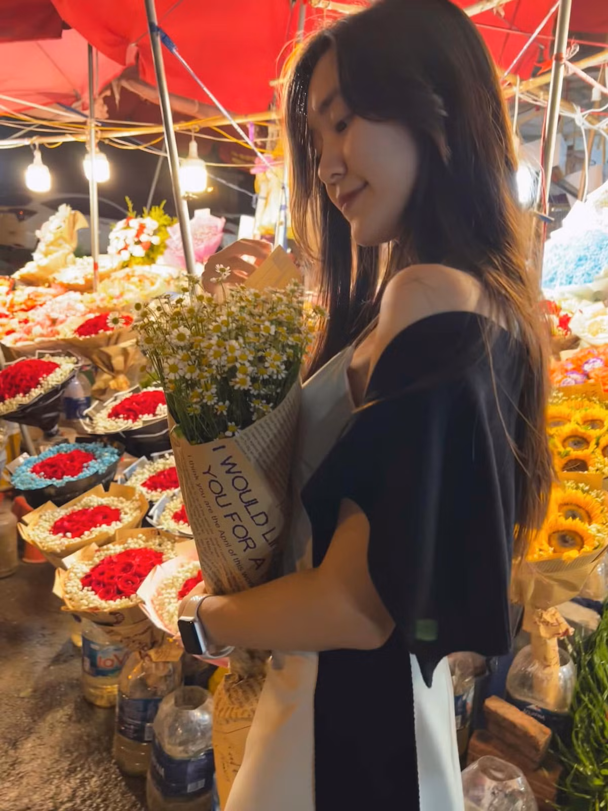 Nếu có cơ hội du lịch Hà Nội nên ghé thăm chợ hoa đêm Quảng Bá, cũng là dịp bạn có thể tìm hiểu, khám phá thêm về những nét văn hóa trong sinh hoạt, cuộc sống hàng ngày của người dân lao động khi thành phố đang ngủ.