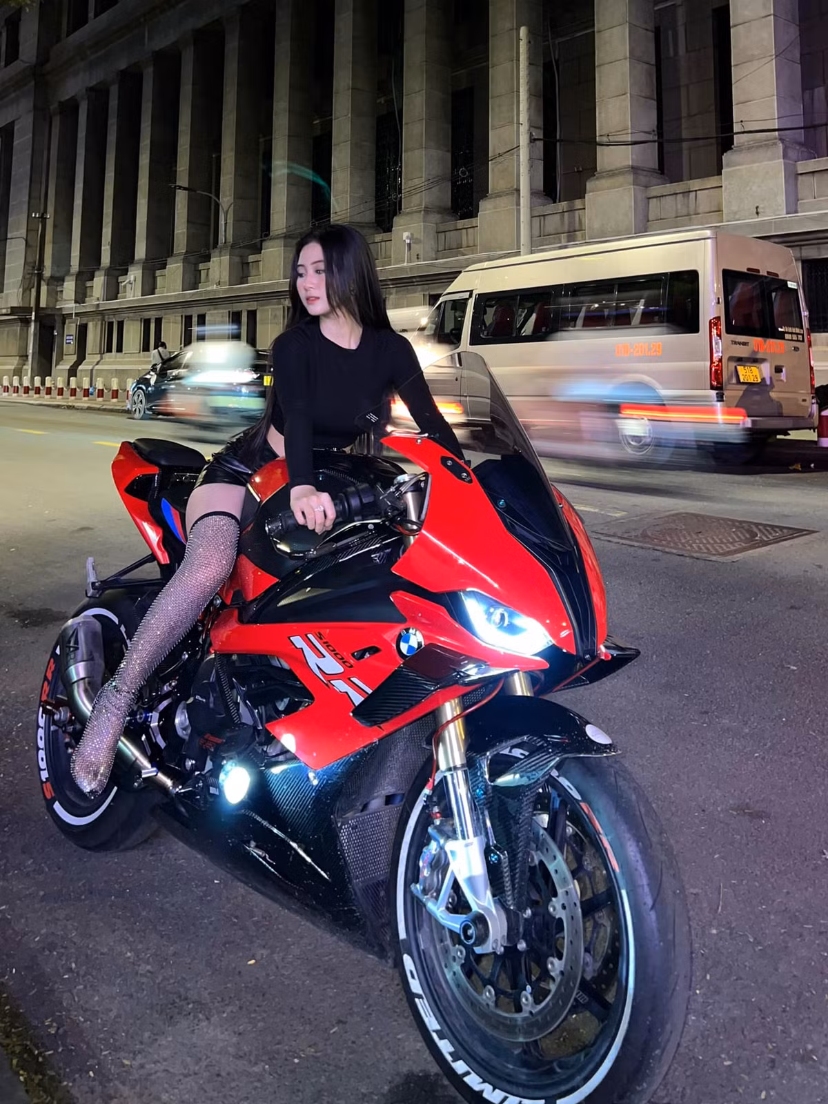 Phần lớn cư dân mạng khó có thể ngờ, cô gái trong sáng và thuần khiết như búp bê lại có vóc dáng nuột nà đến vậy.