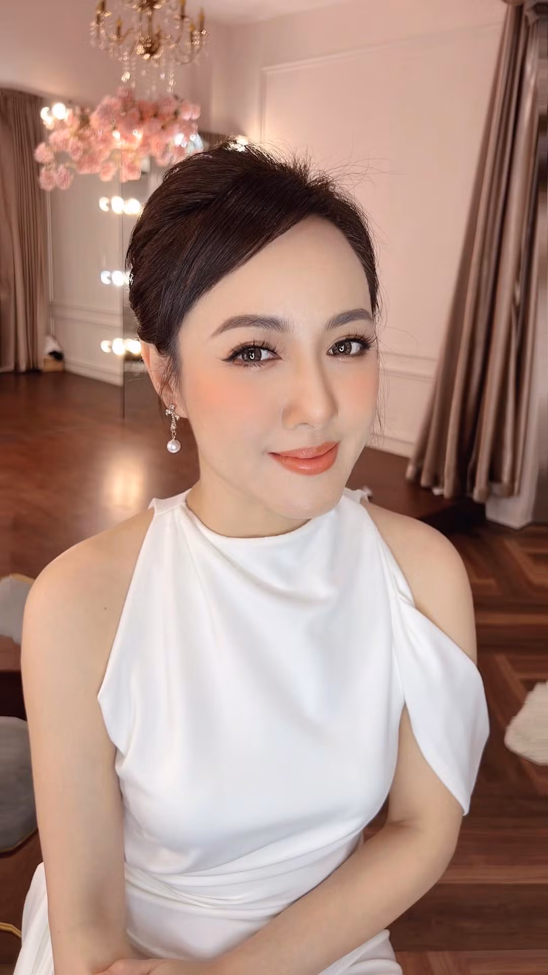Khi tham gia các sự kiện, cô có lựa chọn thoải mái hơn nhưng vẫn luôn giữ sự thanh lịch vốn có. Ảnh: FBNV