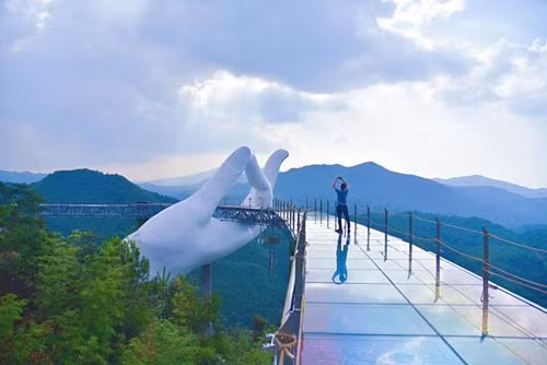Trên MXH cũng từng xuất hiện những hình ảnh về một cây cầu tại Trung Quốc. Với hình bàn tay đang đỡ cây cầu vắt qua như 1 dải lụa, dân mạng khắp nơi nhanh chóng nhận ra nét tương đồng với Cầu Vàng ở Đà Nẵng (Việt Nam).