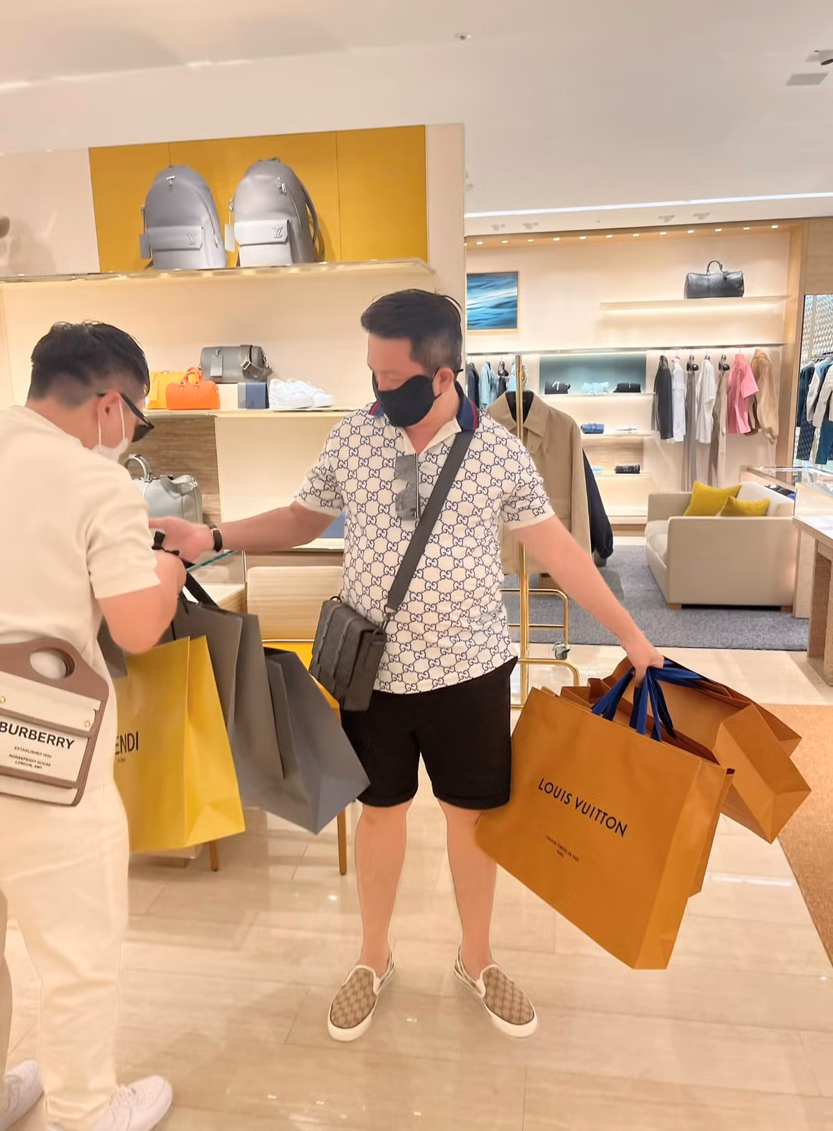Vậy nên dù liên tục than vãn với độ chịu chi của vợ, nhưng doanh nhân Quốc Vũ vẫn chiều và đi theo xách đồ cho vợ.