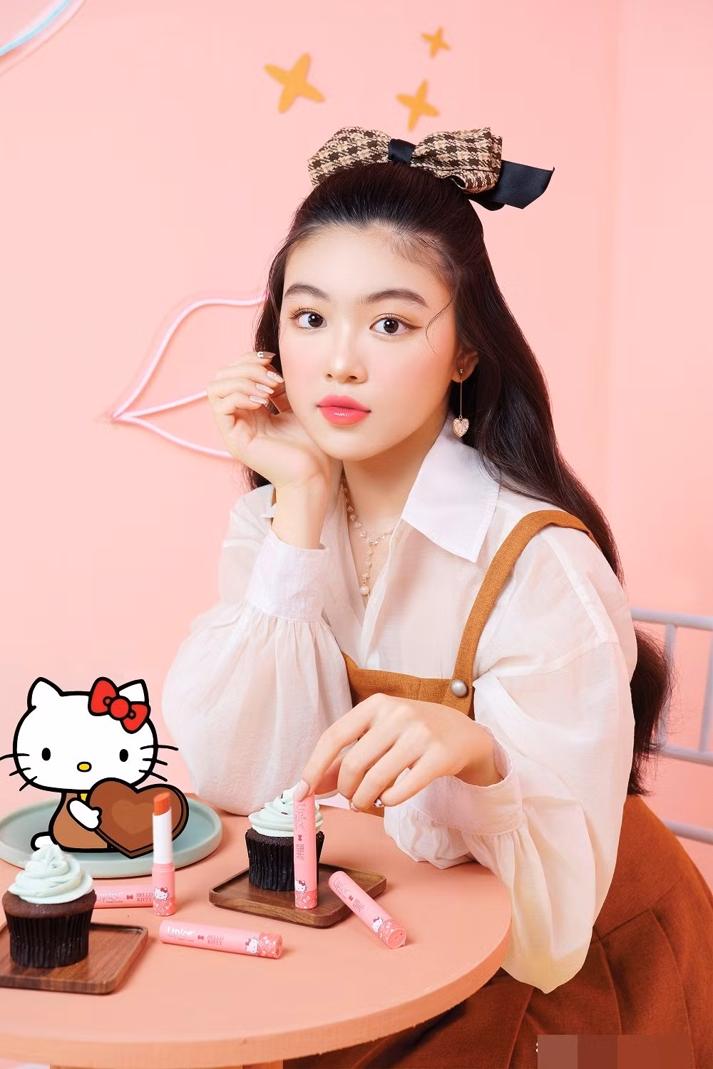 Đôi mắt to tròn, nụ cười ngọt ngào, nhưng sự chú ý của cộng đồng mạng lại va phải vào đôi môi căng mọng, đầy sức hút của tiểu mỹ nhân.