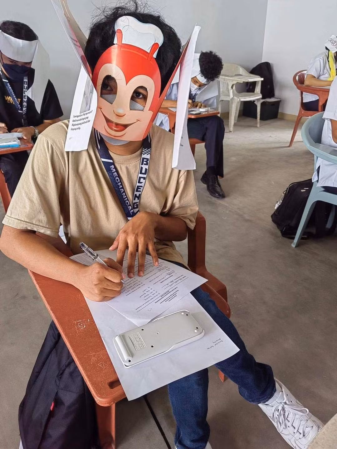 Cứ như thế, những chiếc "mũ chống quay cóp" phiên bản hoá trang Halloween đã ra đời với vô vàn các chất liệu có sẵn.