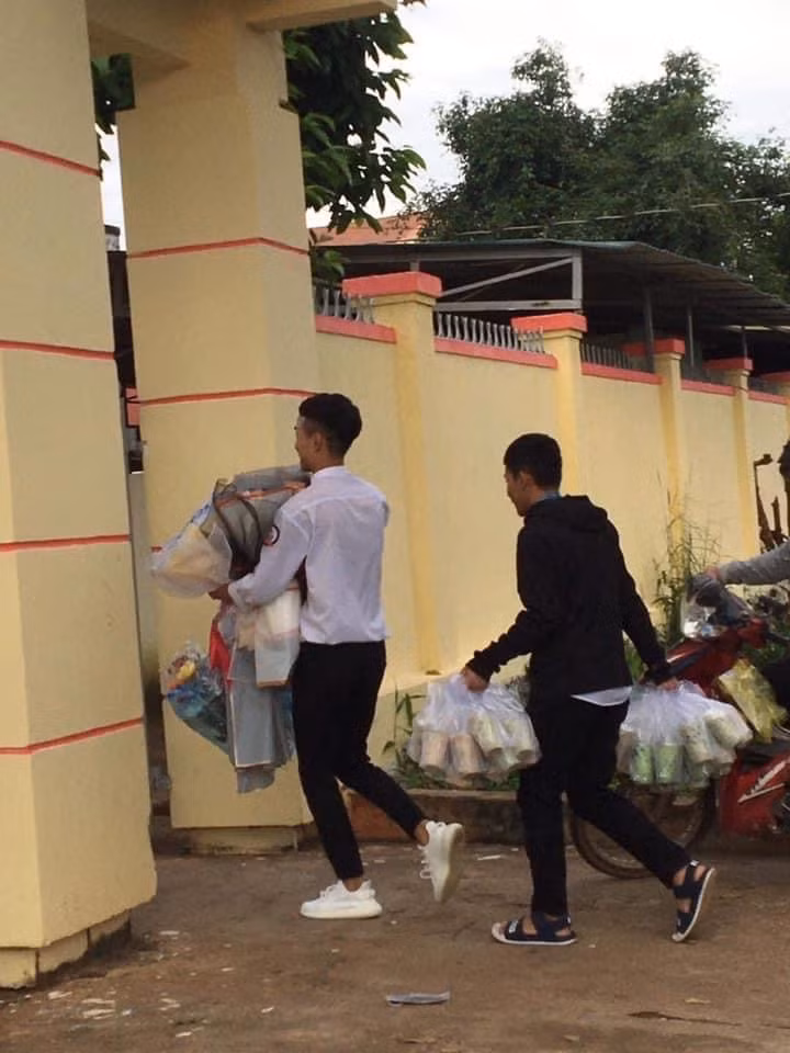 Hai bạn nam trong bức ảnh đã vất vả mua hoa, trà sữa dành tặng các nữ sinh trong lớp.