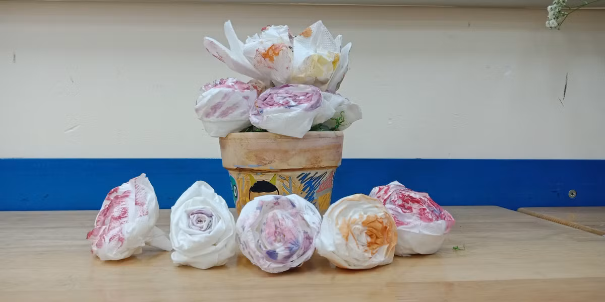 Thông thường vào ngày Phụ nữ Việt Nam, 1 bông hoa tươi được trang trí cùng bóng bay hay những món quà nhỏ là thứ cánh mày râu trong lớp thường chọn để tặng chung cho tất cả bạn gái trong lớp.