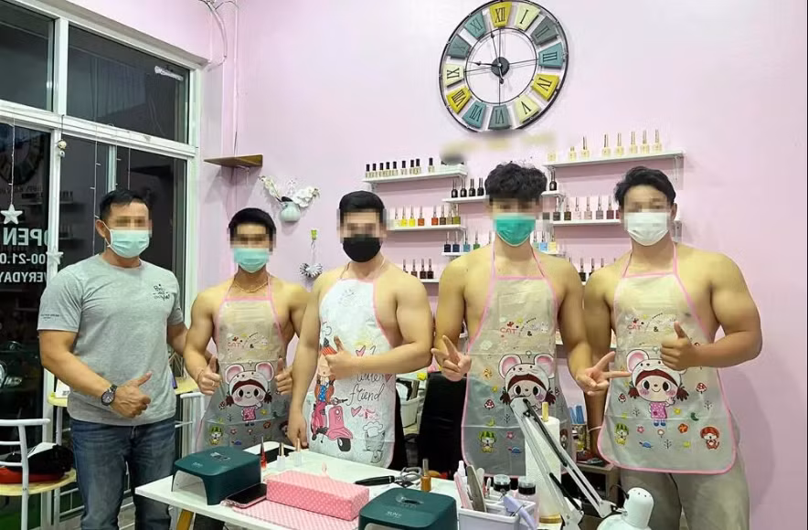 Mới đây, cư dân mạng bàn tán về phong cách phục vụ của một cơ sở làm nail. Theo đó, nhân viên phục vụ các chị em đều là các anh trai đẹp 6 múi, có ngoại hình sáng.