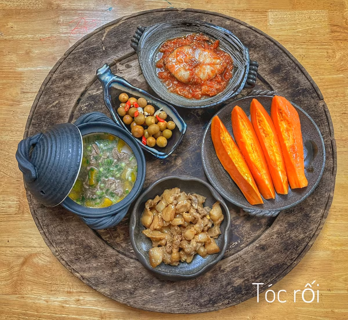 Không chỉ thế, màu sắc mỗi món chị chế biến cũng rất hài hòa nên khi bày lên mâm trông rất hấp dẫn.