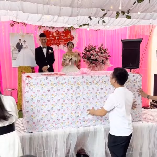 Đáng nói hơn, để tặng được món quà này, hội bạn đã phải bưng hộp quà tặng trên tay và đi cả quãng đường đến đám cưới.