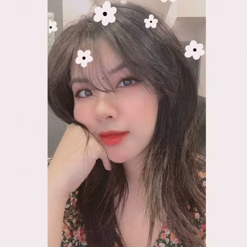 Cặp đôi bắt đầu tìm hiểu nhau vào năm 2019 và không lâu sau đó nam streamer công khai hẹn hò với nàng trên mạng xã hội.