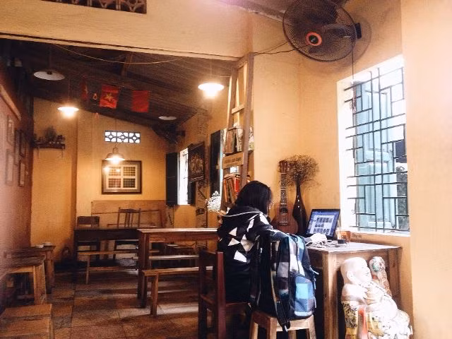 Có khá nhiều bạn thường đến đây để làm bài tập, học đàn, đọc truyện hay ngồi nhâm nhi những món quà vặt tuổi học trò. Ảnh: Facebook