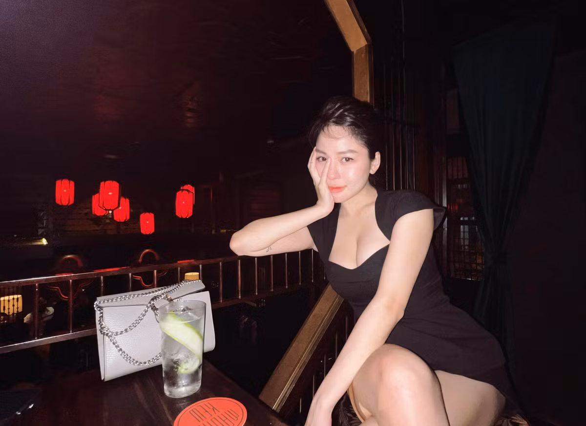Bên cạnh những bộ bikini khoe trọn vóc dáng nuột nà, những trang phục trẻ trung, năng động cũng được người đẹp này thường xuyên diện. Ảnh: FBNV