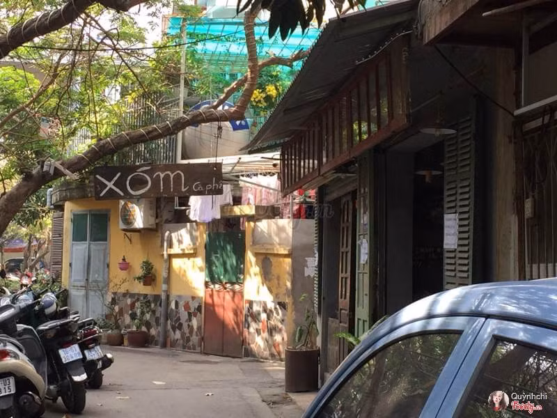 Xóm Cafe là một trong những quán cafe nhẹ nhàng và cổ điển được nhiều người yêu thích. Khi đến đây bạn còn có cơ hội thưởng thức những đêm nhạc “quên lối về” vào mỗi buổi cuối tuần. Địa chỉ: N6E Trung Hòa, Nhân Chính ( Ngõ 48 Lê Văn Lương). Ảnh: Tổng hợp Facebook