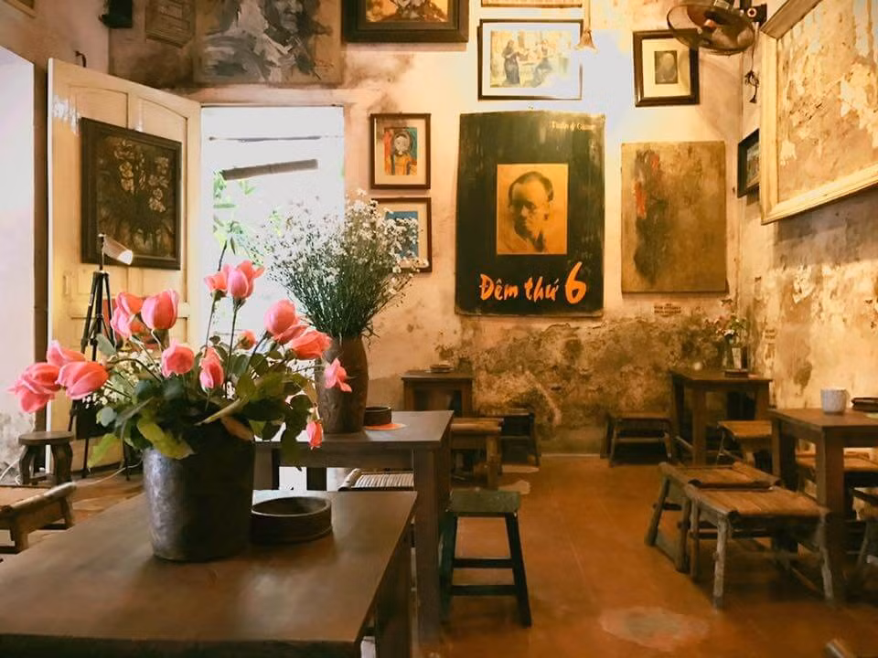 Nếu check in quán cafe vào thời điểm giao mùa chắc hẳn bạn phải ghé đến Cafe Cuối Ngõ, đây là nơi gắn kết những tâm hồn yêu nhạc Trịnh và hoài niệm về Hà Nội xưa. Địa chỉ: 4 Ngách 78 Ngõ 68 Cầu Giấy, Cầu Giấy, Hà Nội.