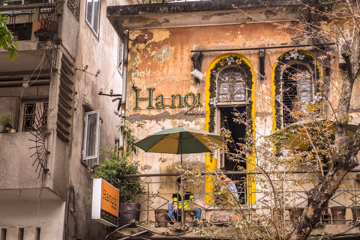 The Hanoi House Cafe là quán cafe mang không gian đậm nét Hà Nội xưa tại quán nhỏ giữa trung tâm phố cổ. Ngồi đây sẽ làm cho bạn cảm giác rất gần gũi, ấm cúng, thân thiện. Địa chỉ: 47 Lý Quốc Sư, Hoàn Kiếm, Hà Nội.