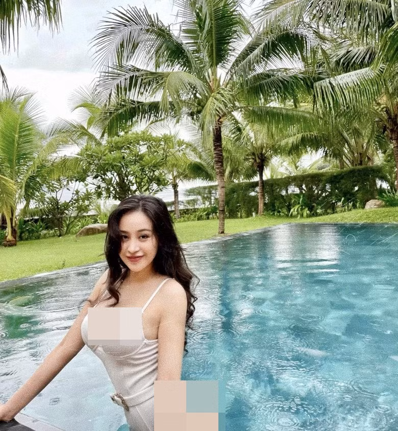 Không chọn cho mình bikini tí hon hay cắt xẻ mạnh tay, người đẹp xứ Nghệ kết thân cùng bộ áo tắm một mảnh màu trắng tinh khôi.