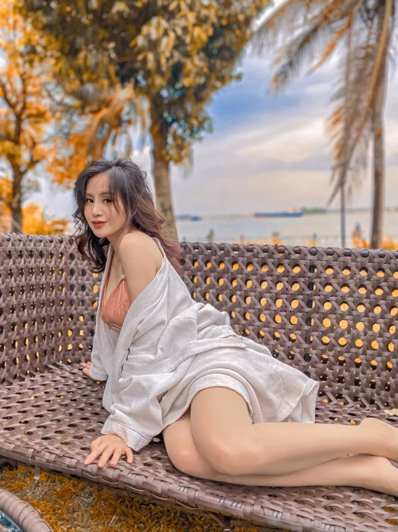 Thiết kế cổ áo chữ V giúp cô nàng khoe triệt để vòng 1 đầy đặn cùng thân hình đồng hồ cát hút mắt.