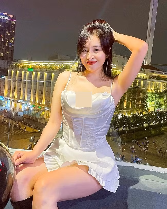 Vóc dáng nóng bỏng cùng phong cách thời trang gợi cảm, táo bạo của cô nhận về nhiều ý kiến trái chiều và trở thành đề tài bàn tán trong thời gian dài.