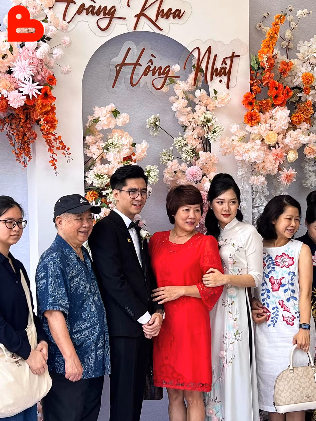 Mới đây, streamer PewPew chính thức tổ chức cưới hỏi với Hồng Nhật. Trước đó, cặp đôi đã sớm gửi thiệp mời đến người thân và bạn bè.