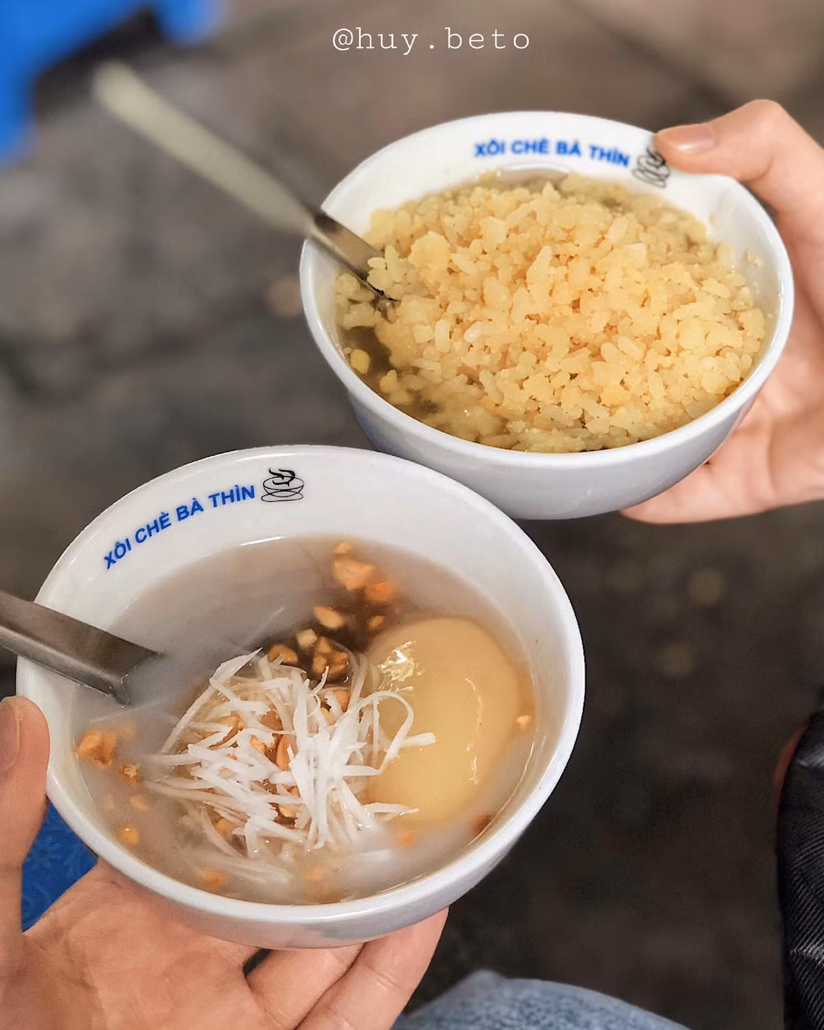 Nơi đây thực khách thường đến mua mang về, bởi vào những giờ cao điểm thường phải chờ xếp hàng cộng thêm việc rất khó tìm chỗ để xe. Địa chỉ: Số 1 Bát Đàn, phố Hàng Gai, quận Hoàn Kiếm, Hà Nội.