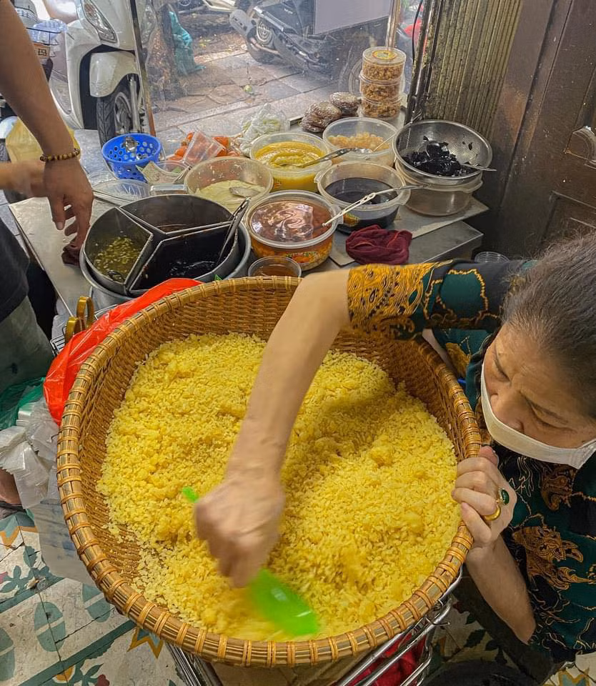 Giữa cả trăm quán chè đang ngày càng biến tấu theo cách độc lạ để hợp với thời cuộc thì hàng xôi chè bà Thìn là một trong số ít những nơi gần trăm năm qua vẫn bán những món chè truyền thống nguyên bản theo kiểu miền Bắc.