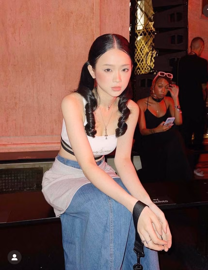 Mới đây, khi là đại diện của Việt Nam cùng Châu Bùi và Thảo Nhi Lê xuất hiện tại New York Fashion Week- Tuần lễ thời trang New York, hot girl Linh Ka đã nhanh chóng gây được sự chú ý.