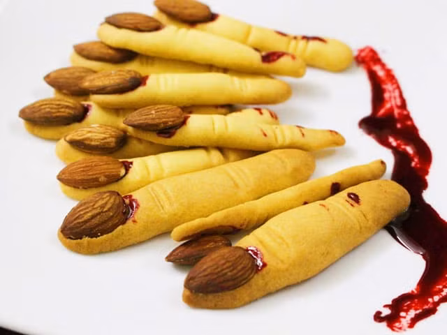 Với các nguyên liệu dễ tìm là bột mỳ, bơ, muối, vani và kem chua, bánh cookie bàn tay được chế biến đơn giản bằng cách nặn bánh thành những miếng dài cỡ ngón tay rồi dùng dao để tạo thành những nếp nhăn trên tay.
