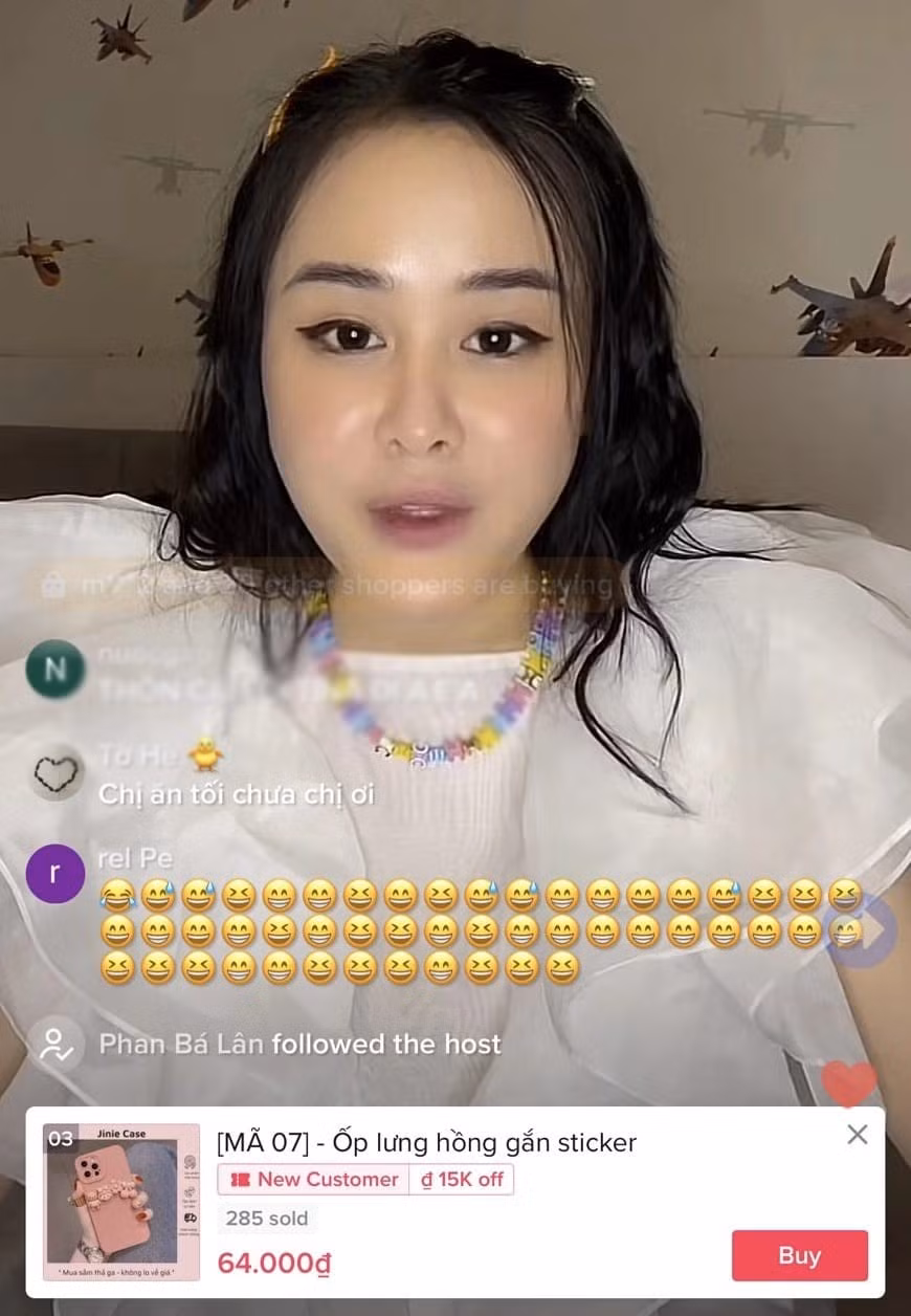 Thậm chí trong lần livestream bán hàng gần nhất "Anna Bắc Giang" còn thu hút lượng lớn người xem qua hình thức liên kết với TikTok Shop.