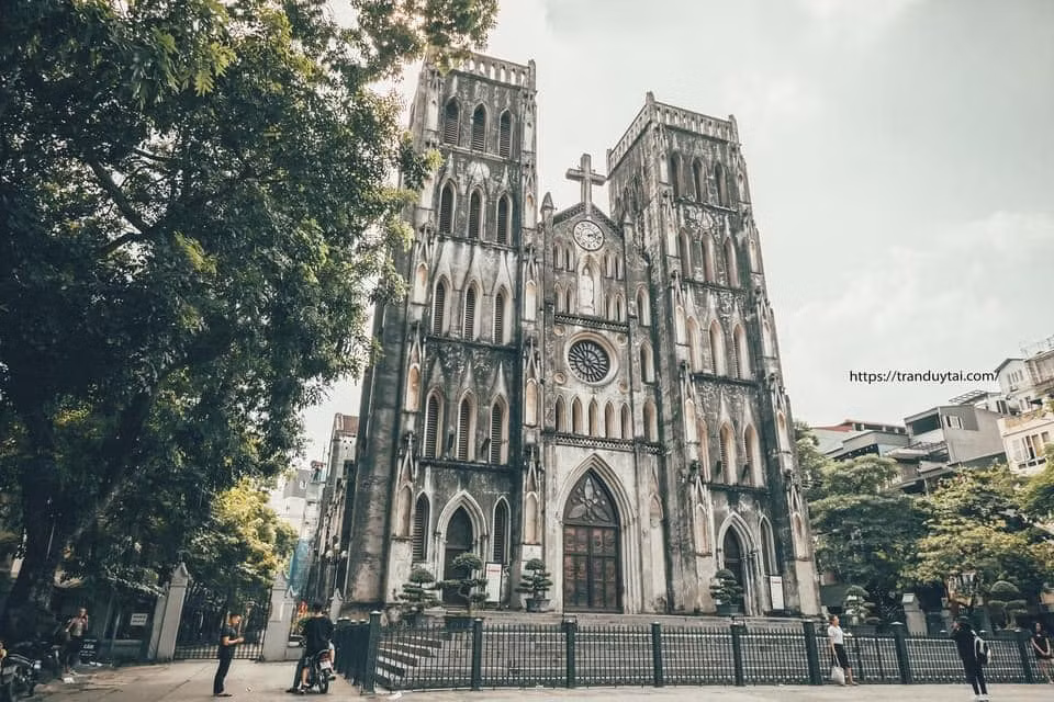 Nhà thờ Lớn Hà Nội với diện mạo mới cũng là nơi hút giới trẻ đến check in.