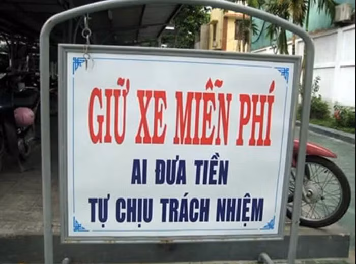 Tuy hơi "xéo sắc" nhưng vẫn là giữ xe miễn phí nha. Bà con đừng đưa tiền, chủ gửi xe "quạu" đó.