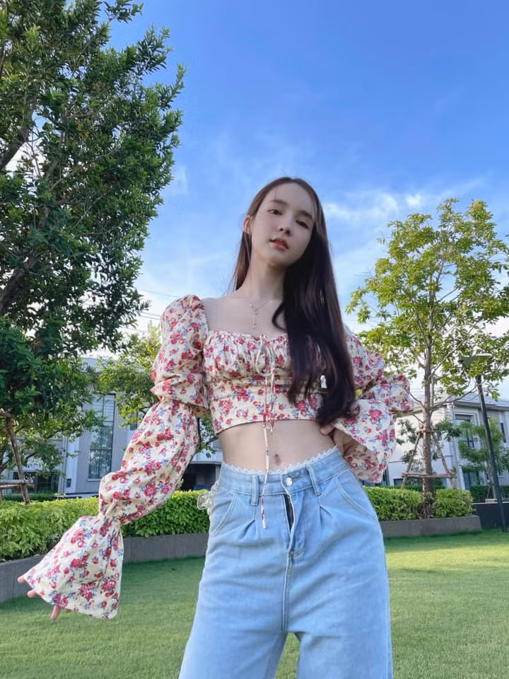 Ngay từ khi đăng quang, người đẹp 9X đã nhận được sự yêu mến từ công chúng trong nước và quốc tế.