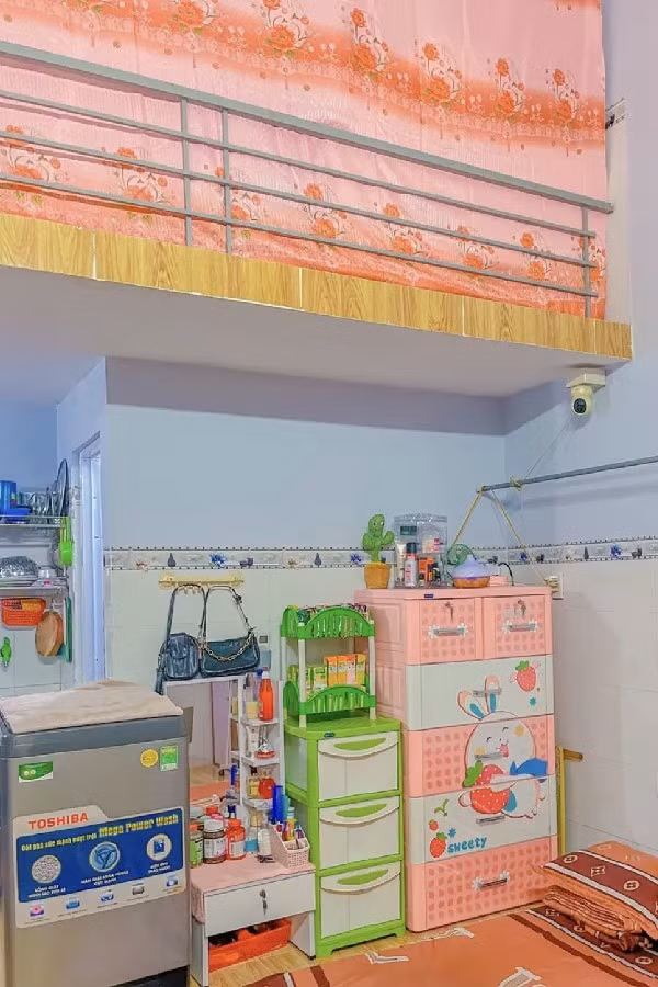 Không chỉ phòng bếp mà dạo một vòng quanh phòng trọ, từ phòng tắm đến giường ngủ và cả tủ lạnh cũng được chị chủ xếp cực kỳ ngay ngắn.