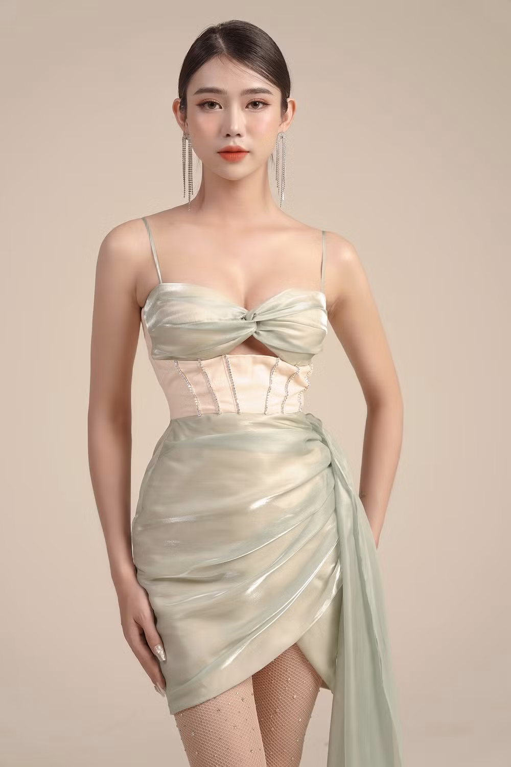 Hà Anh sở hữu một nhan sắc ngọt ngào, hình thể ấn tượng với chiều cao 1m73, số đo 3 vòng 85-63-90.