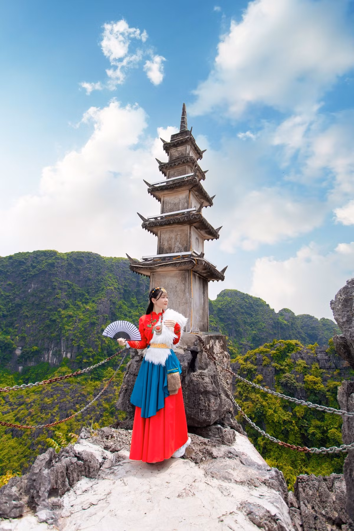 Nếu như mùa Hè thời tiết nóng bức, mùa Xuân mua ẩm ướt hay mùa Đông giá lạnh thì mùa Thu chính là khoảng thời gian đẹp nhất để chinh phục đường lên núi Múa với thời tiết mát mẻ, trong lành. Ảnh: Phạm An