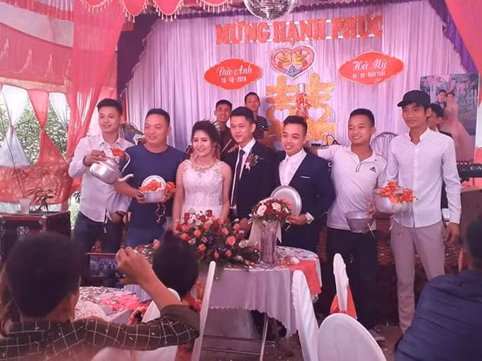 Nhóm bạn thân không quên mang theo đạo cụ là... nồi niêu, chày cối để chụp hình bên cô dâu chú rể. Ảnh: Tổng hợp