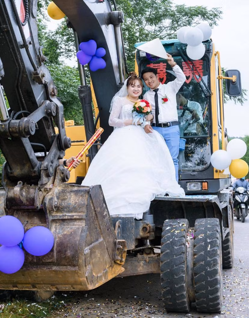 Chú rể đã dùng đoàn xe gồm hằng chục chiếc máy xúc nối đuôi nhau để rước nàng về dinh khiến cư dân mạng thích thú.