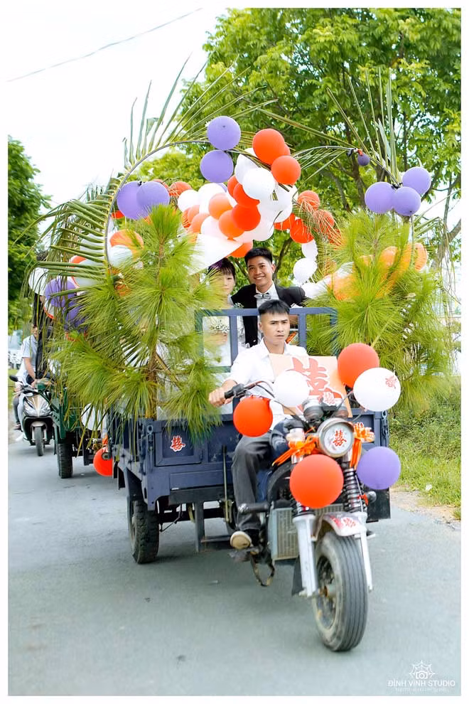 Nhìn vào loạt ảnh có màn rước dâu độc đáo này, có thể thấy rõ sự hân hoan, phấn khởi của cả cặp đôi dâu – rể lẫn quan viên hai họ. Được biết, nhà trai và nhà gái chỉ cách nhau 1 cây số nên đoàn rước dâu đông đúc không gây trở ngại đến giao thông.