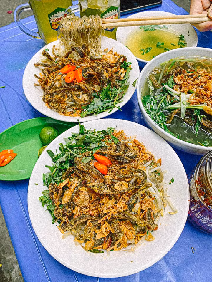 Ngoài ra khi ngõ chợ này còn nổi tiếng với món miến lươn, hợp miệng khách nhất ở đây là miến trộn, phần miến dai dai, lươn giòn rụm hòa quyện với nước sốt cay cay, ăn kèm giá đỗ, rau răm và hành phi thơm, ngon hết sảy. Ảnh: Đức Đức