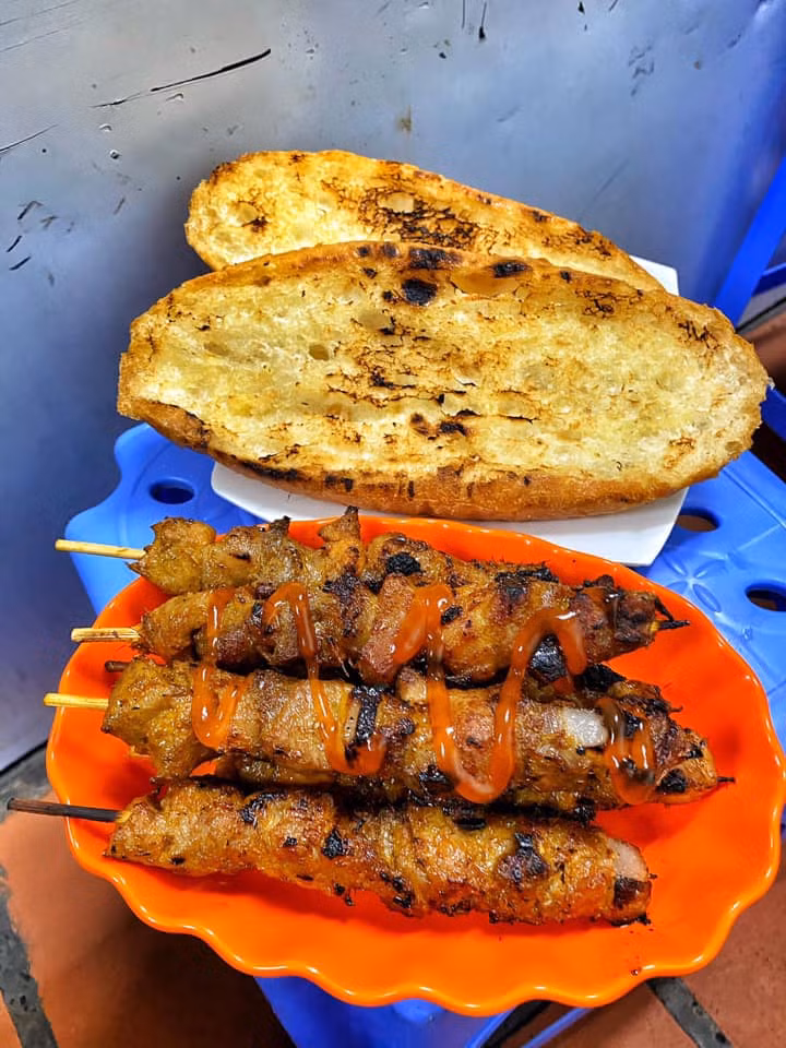 Bánh mì thịt xiên nướng, dồi sụn, xúc xích… cũng là món mà người dân ở đây rất ưa thích. Ảnh: @eatwithbirth