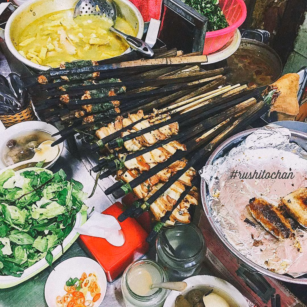 Nếu như bún chả phố cổ bình thường đã thơm ngon thì bún chả que tre ở đây ở một tầm cao hơn khi giữ nguyên được hương vị của sả, tỏi băm nhuyễn và mùi khói khi nướng. Ảnh: @rushitochan
