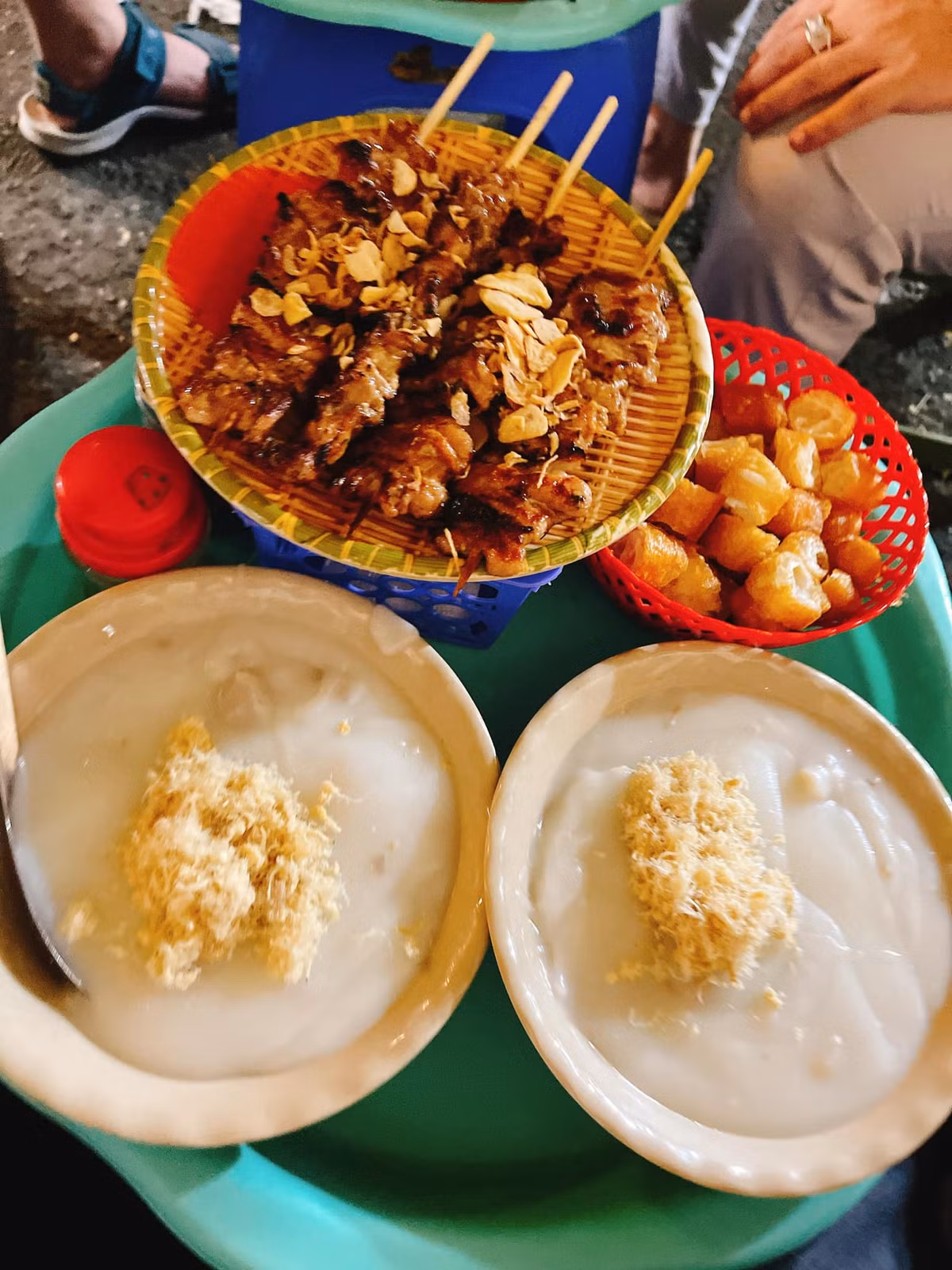 Một trong những món ăn quen thuộc khi đến nơi này là cháo sườn sụn Huyền Anh, từ lâu đã trở thành món ăn đêm yêu thích của cả khách du lịch lẫn người dân địa phương. Ảnh: @tkaozilunflem