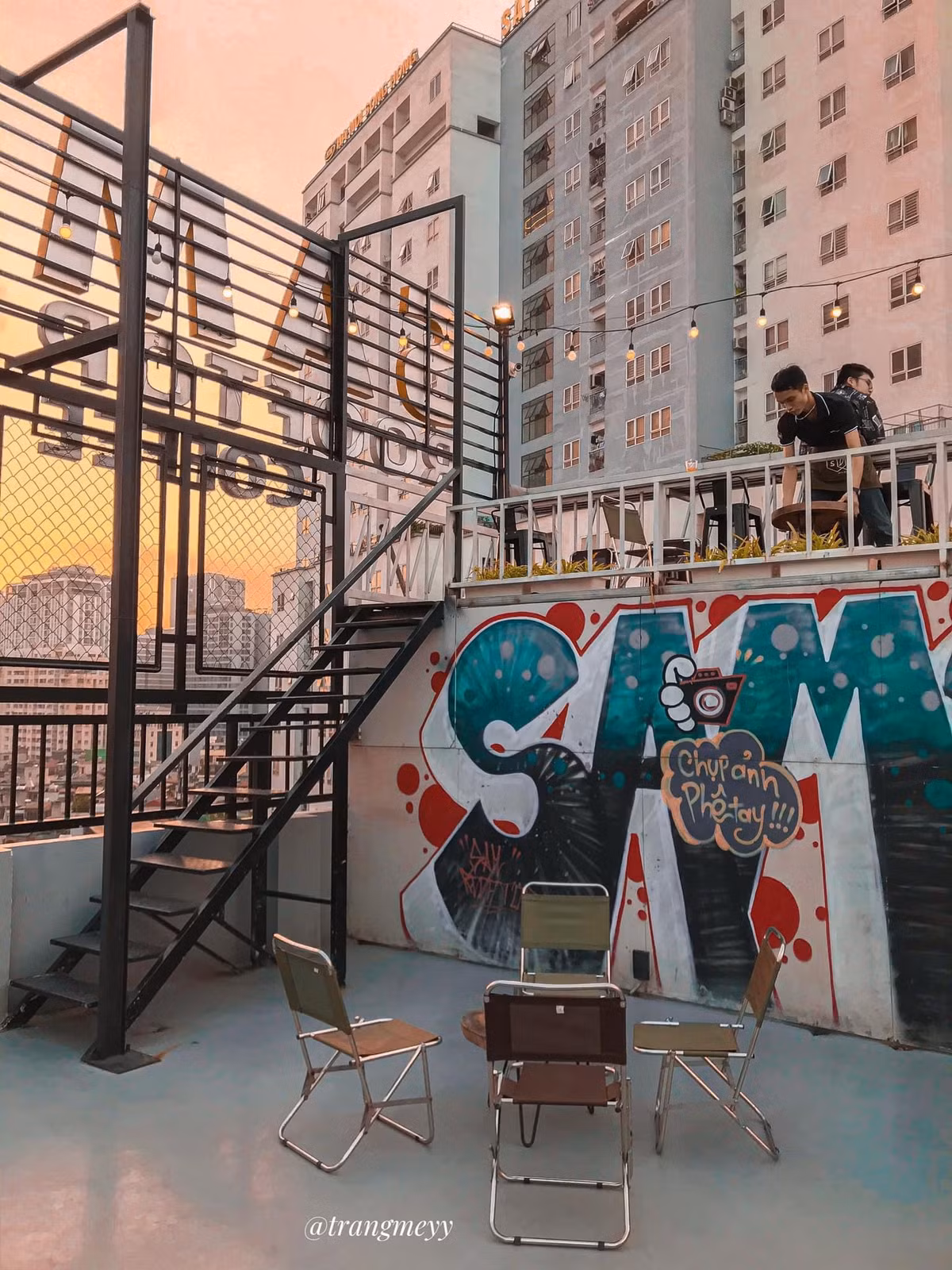 Các quán cafe Hà Nội kiểu rooftop thường đông vào buổi tối, lúc này thành phố lên đèn, bạn sẽ cảm nhận được sự nhộn nhịp về đêm của thủ đô. Một trong những quán được ưa thích nhất là Trill Rooftop Cafe, EM Rooftop Coffee, Sam Rooftop Coffee,...Ảnh: Thu Trang
