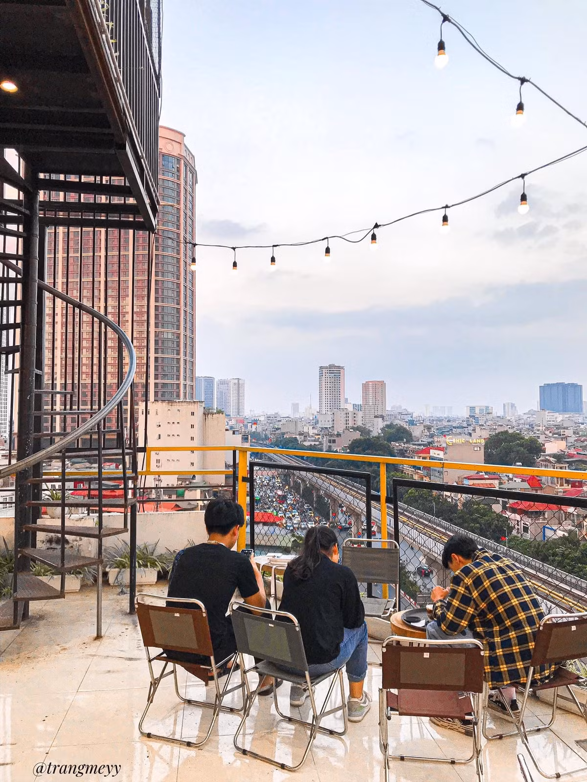 Một trong những kiểu quán cafe được giới trẻ ưa chuộng hiện nay là rooftop (hay cafe tầng thượng). Ảnh: Thu Trang