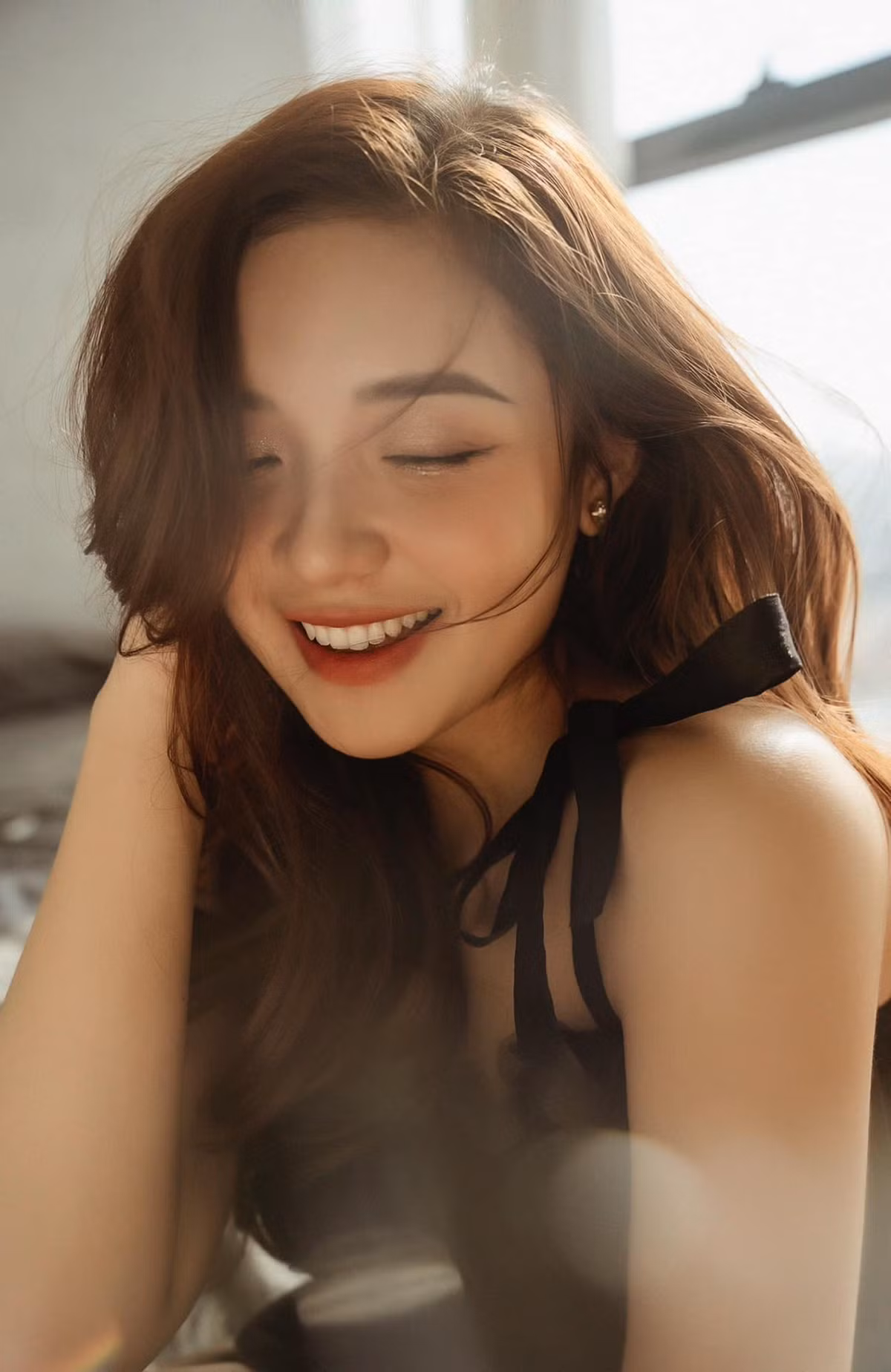 Trong trang phục màu đen huyền bí, nữ MC còn nhận được "mưa lời khen" của cộng đồng mạng.