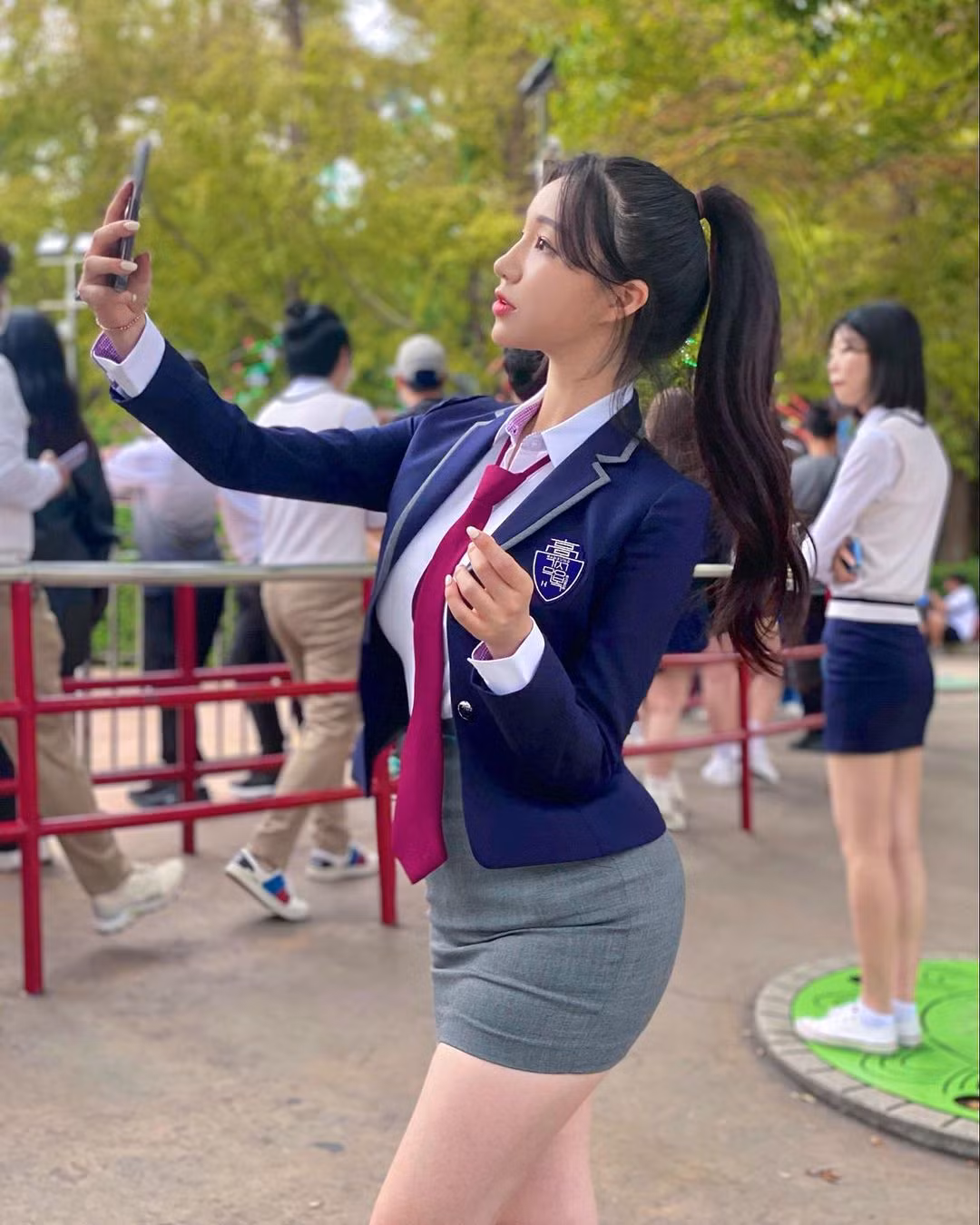 Mới đây nàng hot girl 2K này chia sẻ hình ảnh mặc đồng phục học sinh tới công viên gây chú ý.